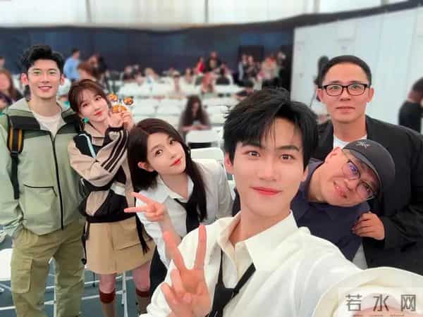 18岁男主疯狂爱上29岁离异女主,他醉酒跑到女主家中强吻女主