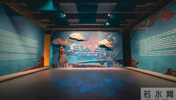 脸似蟠桃、鹅黄上衣、豹纹短裙,谁来了?