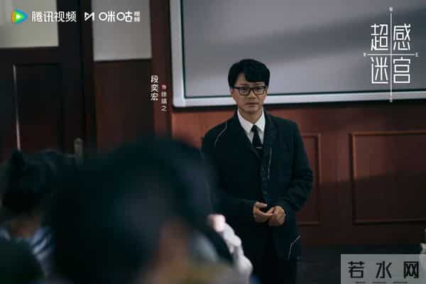 《风与潮》和《超感迷宫》各看4集,一部已弃剧,一部看上瘾