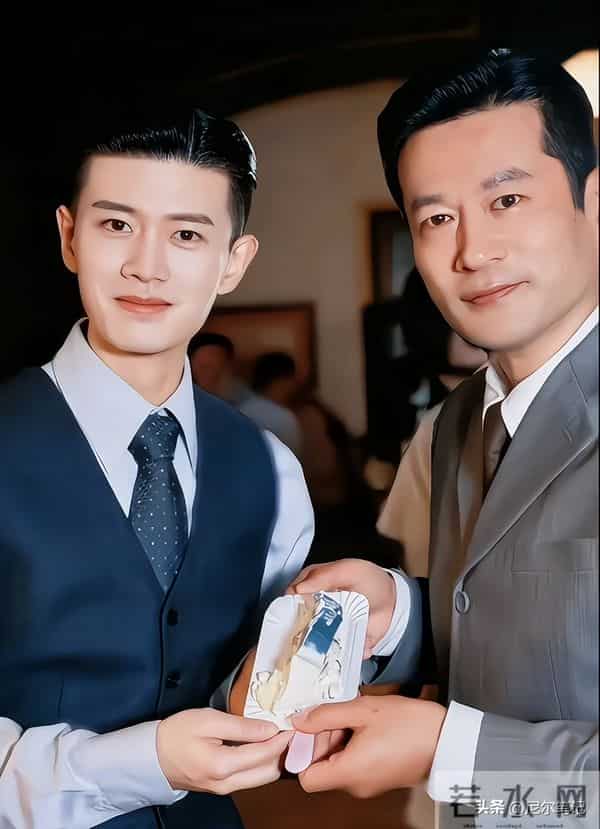 冲着男主任嘉伦去看的《风与潮》，却被53岁跨界男二号给惊艳了！