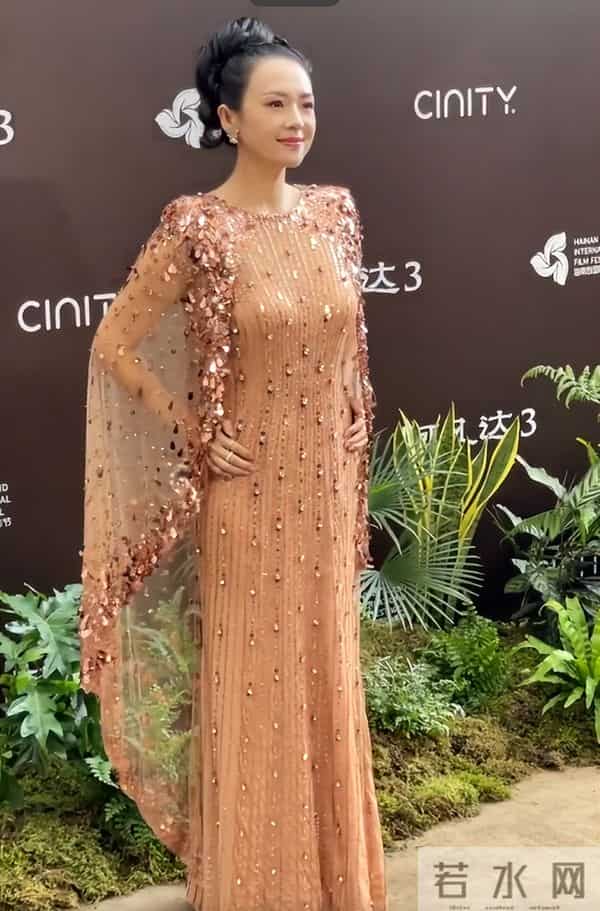 三亚偶遇明星,章子怡一脸褶,四太梁安琪好时髦,奚梦瑶夫妇也在