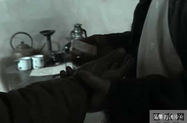 怪不得旅长训完李云龙后,还要陪笑送上一包烟,原来姜还是老的辣