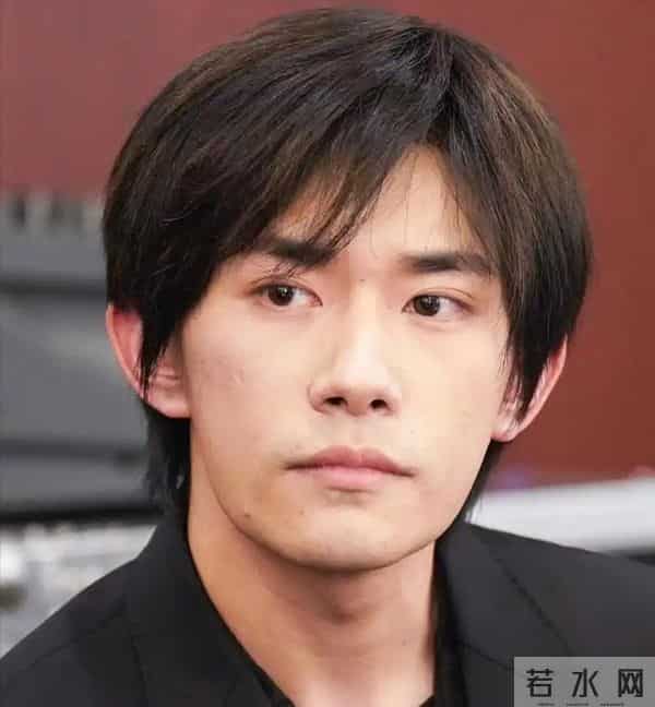 易烊千玺因身体状况取消工作安排,曾因拍摄电影导致关节变形