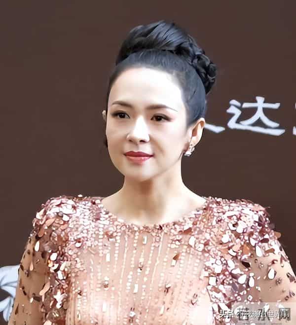 三亚红毯上有趣一幕,章子怡和导演交谈眉开眼笑,孙俪站边成陪衬