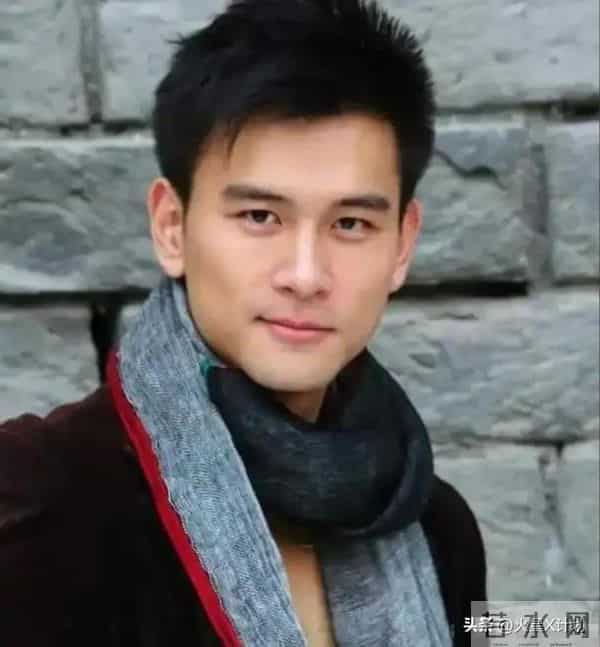 长得帅气耐看，演了53部戏也没红，今43岁演《大生意人》终于红了