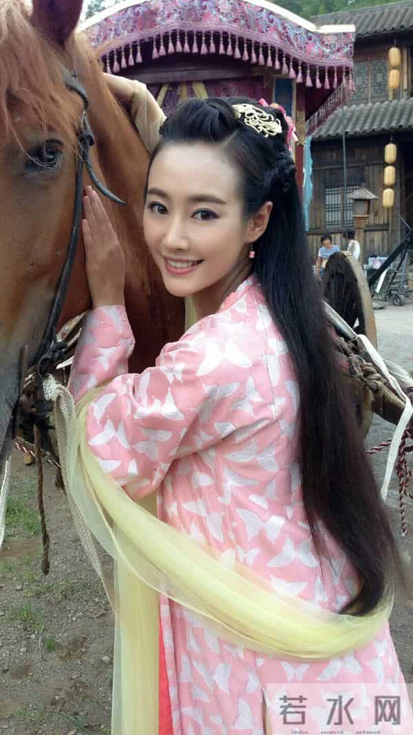 杀疯了!李纯《大生意人》含笑拔枪 火了,这才是疯批美人天花板!