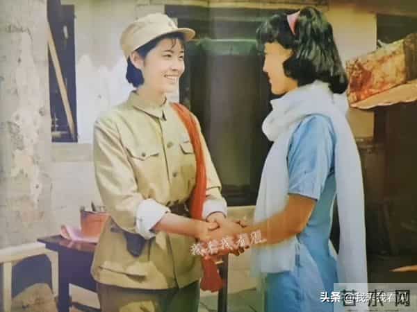 穿军装的倪萍和宋春丽，这部电影里还有王晓棠的先生言小朋