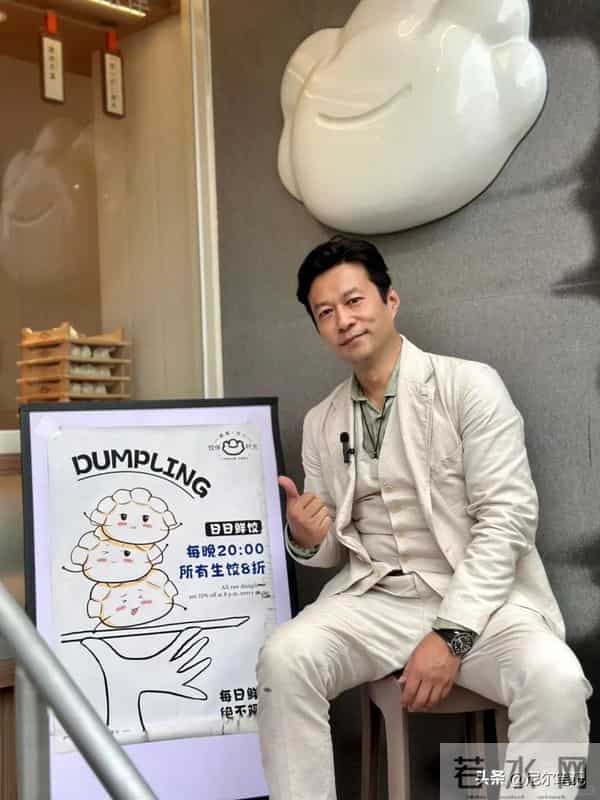 冲着男主任嘉伦去看的《风与潮》，却被53岁跨界男二号给惊艳了！