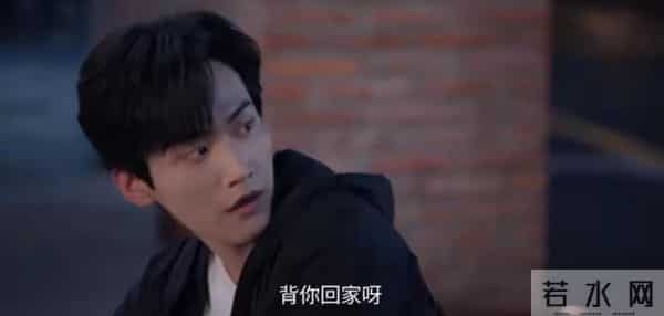 18岁男主疯狂爱上29岁离异女主,他醉酒跑到女主家中强吻女主