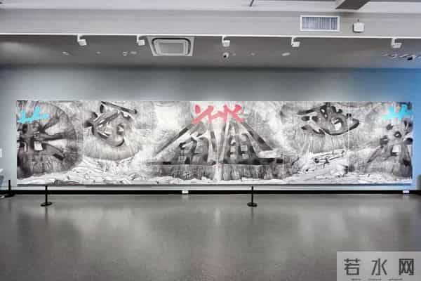 脸似蟠桃、鹅黄上衣、豹纹短裙,谁来了?