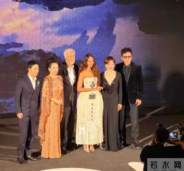 阿凡达首映礼名场面!章子怡亮片珠宝堆砌,孙俪低调美出圈