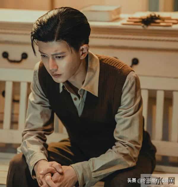 《风与潮》何贤大结局：75岁逝世，被小行星命名，其子成首任特首