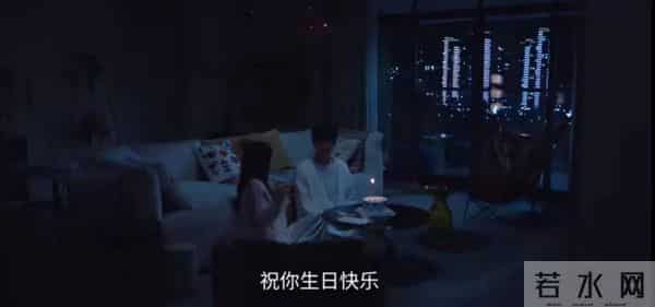 18岁男主疯狂爱上29岁离异女主,他醉酒跑到女主家中强吻女主