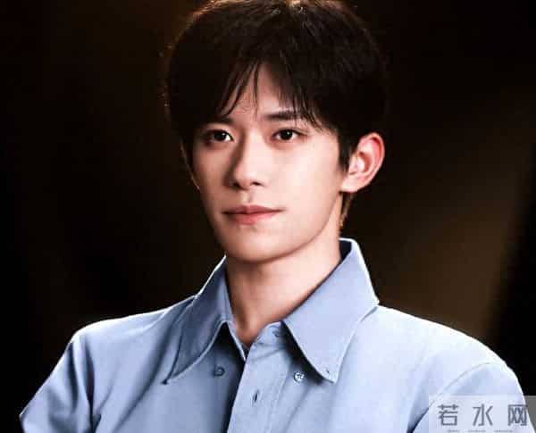 易烊千玺因身体状况取消工作安排,曾因拍摄电影导致关节变形