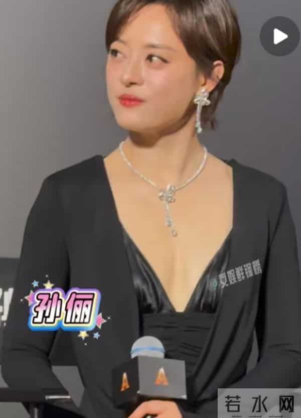 章子怡出席国际电影首映咖位大，紧挨卡梅隆，配音感言却翻车！