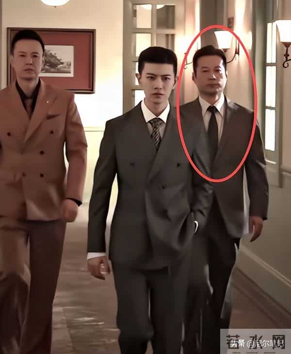 冲着男主任嘉伦去看的《风与潮》，却被53岁跨界男二号给惊艳了！