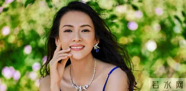 章子怡出席国际电影首映咖位大，紧挨卡梅隆，配音感言却翻车！