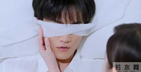 18岁男主疯狂爱上29岁离异女主,他醉酒跑到女主家中强吻女主