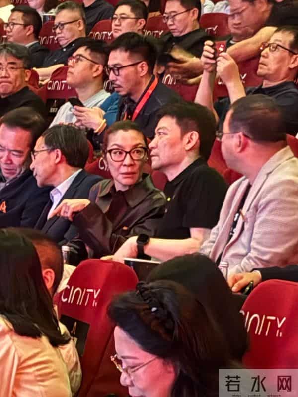 三亚偶遇明星,章子怡一脸褶,四太梁安琪好时髦,奚梦瑶夫妇也在