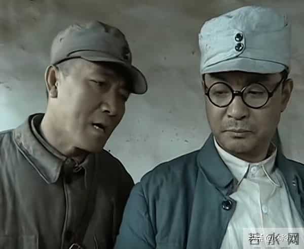 怪不得旅长训完李云龙后,还要陪笑送上一包烟,原来姜还是老的辣