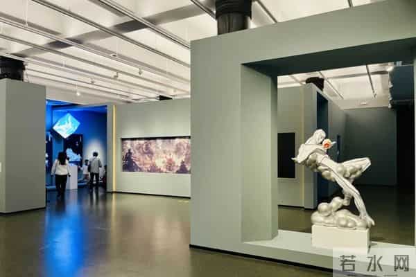 脸似蟠桃、鹅黄上衣、豹纹短裙,谁来了?