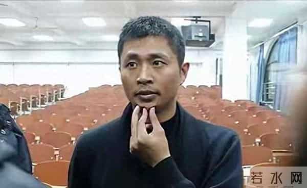 原来他已经去世8年，45岁就英年早逝，王宝强张译在他葬礼上痛哭