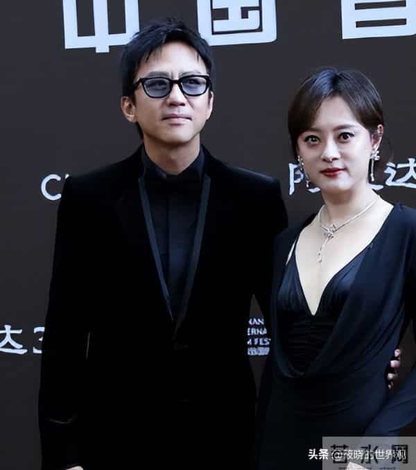 三亚红毯上有趣一幕,章子怡和导演交谈眉开眼笑,孙俪站边成陪衬