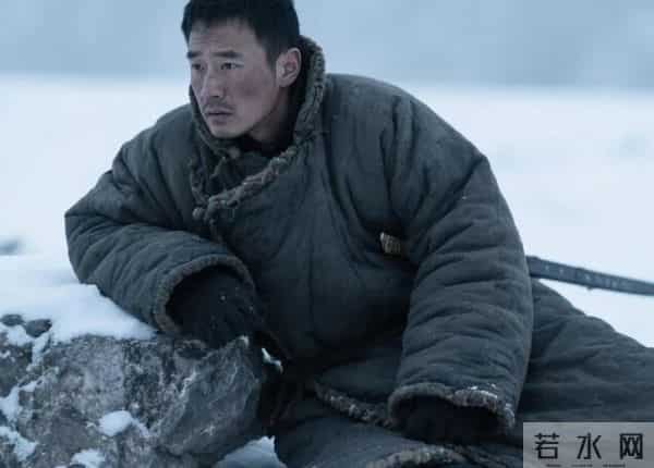 我救下敌方女护士,30年后我在山区旅游,几辆军车挡住了我的去路