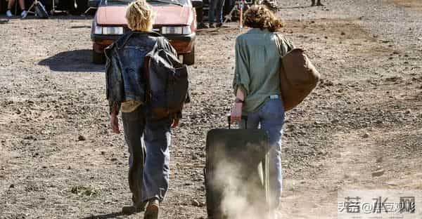 英剧新王炸，俩中年疯批闺蜜，偷名画搞诈骗还疯狂麦麸？