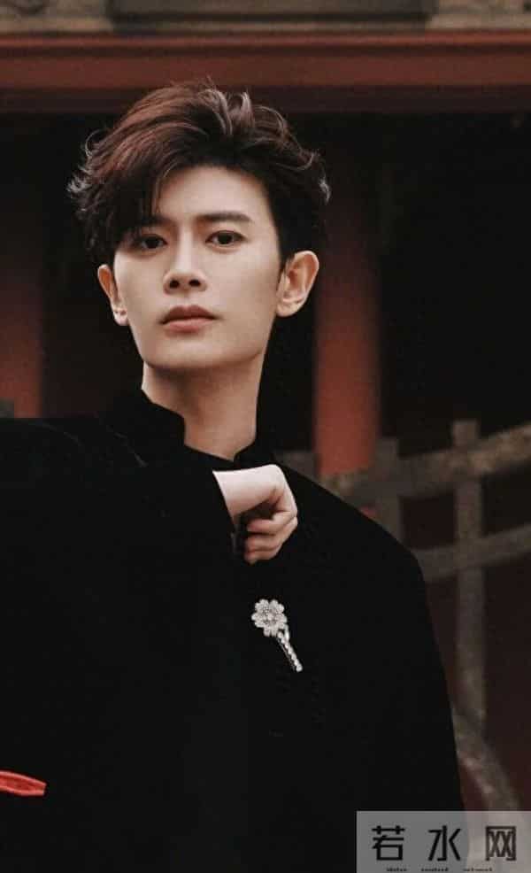 磕到了！任嘉伦当红时“早婚早育”，妻子陪他走过低谷，他把她宠成唯一