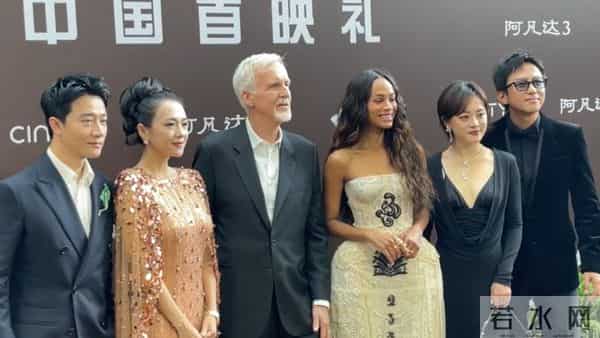 章子怡出席国际电影首映咖位大，紧挨卡梅隆，配音感言却翻车！