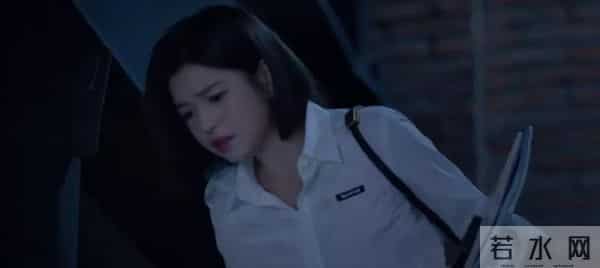 18岁男主疯狂爱上29岁离异女主,他醉酒跑到女主家中强吻女主