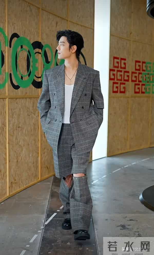 最大黑马!肖战新电影上线4天票房破2亿,杨紫欧豪等60位艺人包场