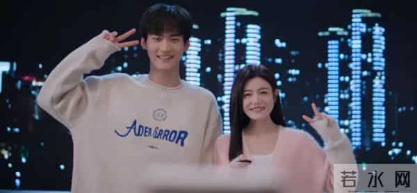 18岁男主疯狂爱上29岁离异女主,他醉酒跑到女主家中强吻女主