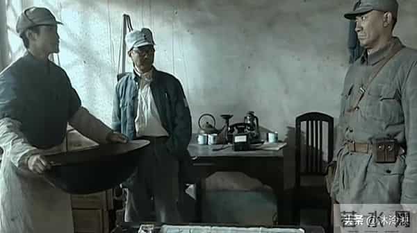 怪不得旅长训完李云龙后,还要陪笑送上一包烟,原来姜还是老的辣