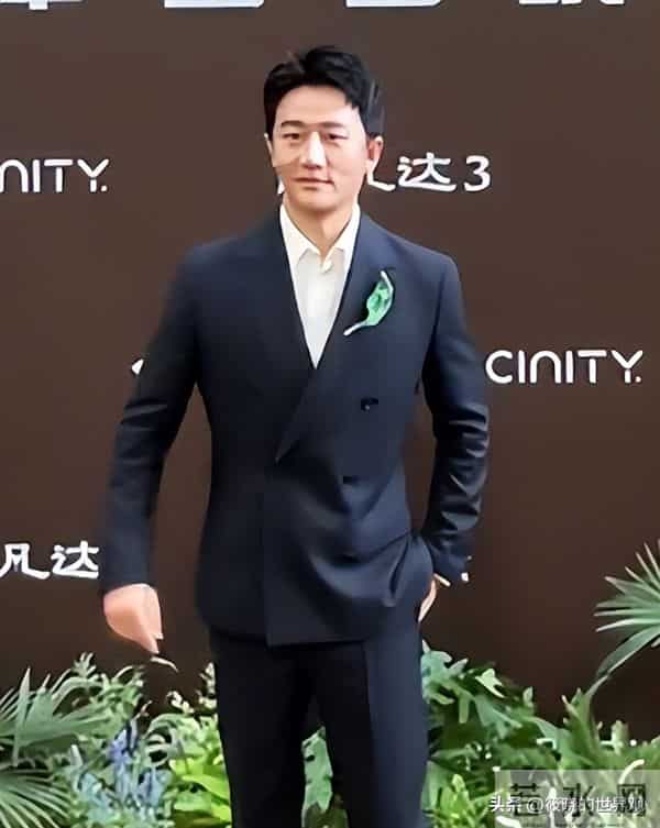 三亚红毯上有趣一幕，章子怡和导演交谈眉开眼笑，孙俪站边成陪衬