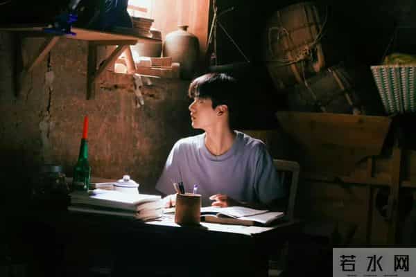 18岁男主疯狂爱上29岁离异女主,他醉酒跑到女主家中强吻女主