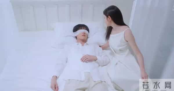 18岁男主疯狂爱上29岁离异女主,他醉酒跑到女主家中强吻女主