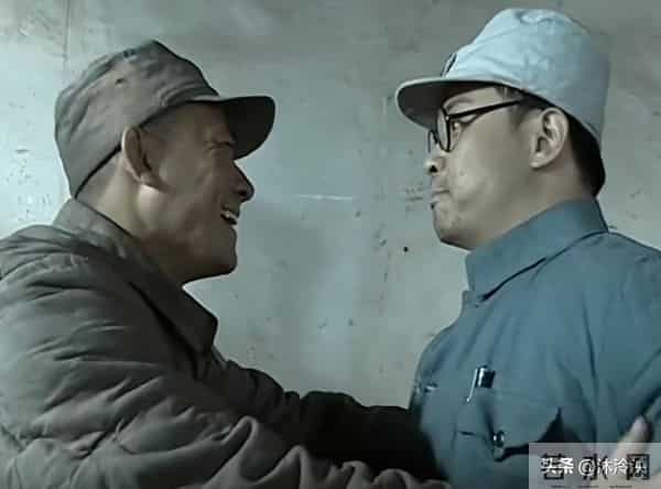 怪不得旅长训完李云龙后,还要陪笑送上一包烟,原来姜还是老的辣