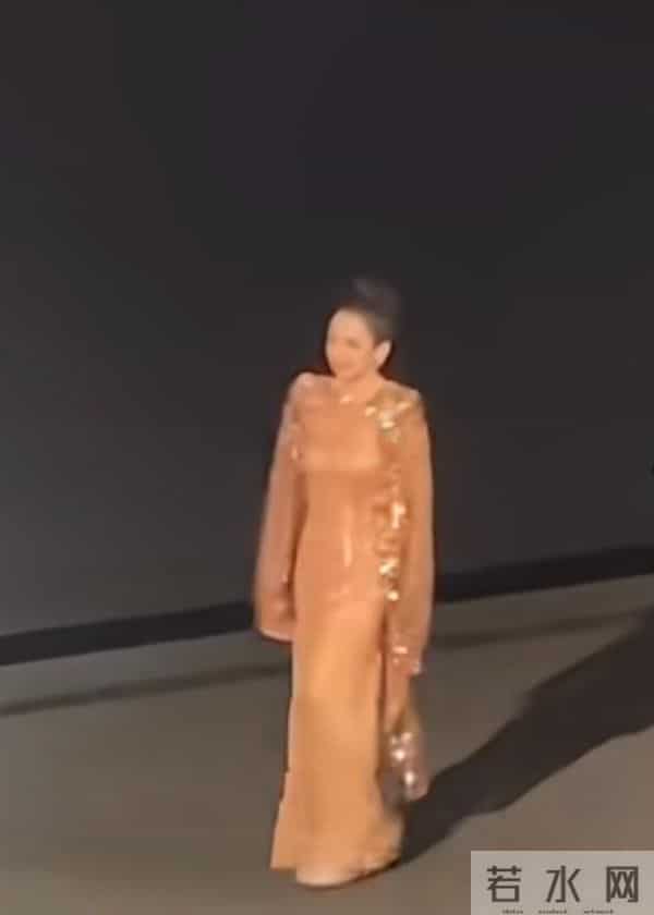 章子怡出席国际电影首映咖位大，紧挨卡梅隆，配音感言却翻车！