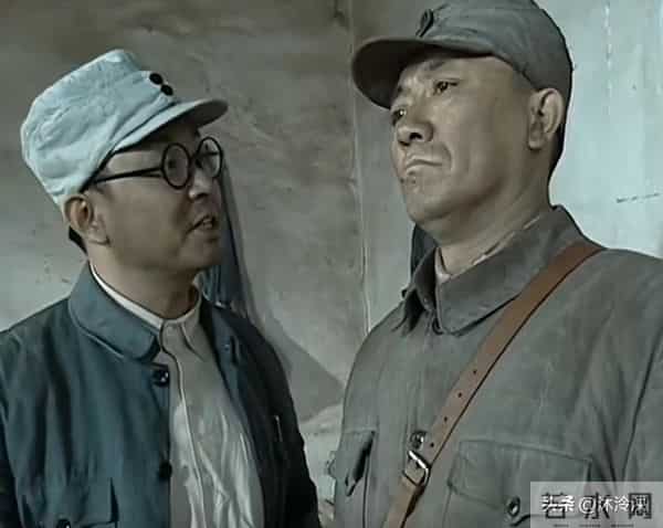 怪不得旅长训完李云龙后,还要陪笑送上一包烟,原来姜还是老的辣