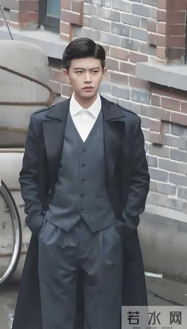 任嘉伦新剧《风与潮》今日开播,网友表示这次不会在双手插兜了吧