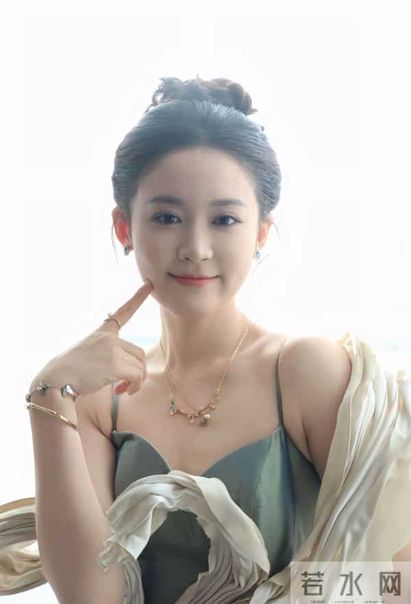 嗑疯了!翟一莹王译磊三搭民国剧《爱久见人心》开机即炸穿期待值