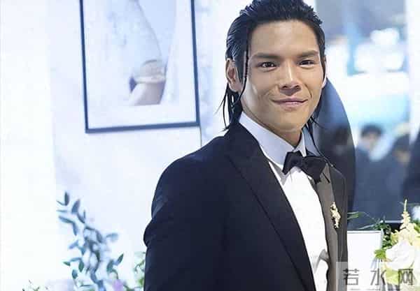 向太直播卖货爆猛料吸金,向华强拍电影亏惨,豪门父子各寻出路