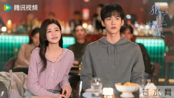 18岁男主疯狂爱上29岁离异女主,他醉酒跑到女主家中强吻女主