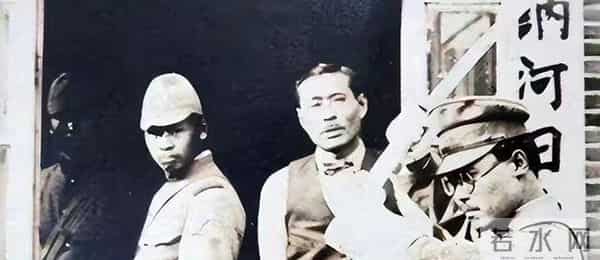 妻子被日军折磨致死，他活捉日本军官后，当着他的面以牙还牙