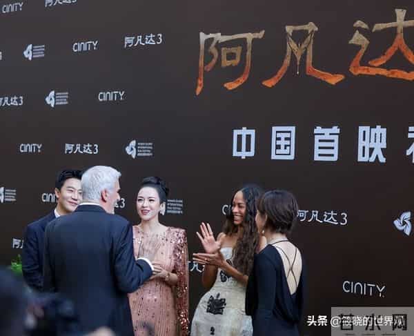 三亚红毯上有趣一幕,章子怡和导演交谈眉开眼笑,孙俪站边成陪衬