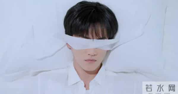 18岁男主疯狂爱上29岁离异女主,他醉酒跑到女主家中强吻女主