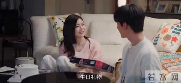 18岁男主疯狂爱上29岁离异女主,他醉酒跑到女主家中强吻女主