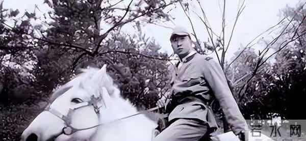 妻子被日军折磨致死，他活捉日本军官后，当着他的面以牙还牙